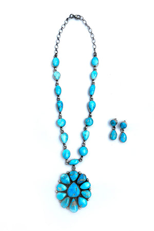 
                
                    Load image into Gallery viewer, Bea Tom Turquoise Flower Necklace Set
                
            