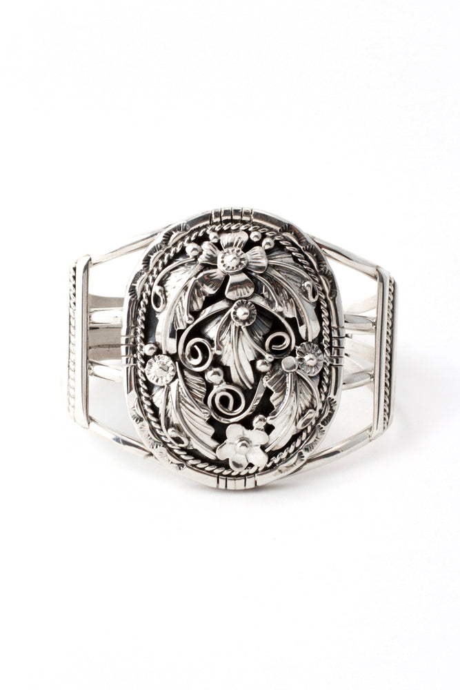
                
                    Load image into Gallery viewer, Navajo Sterling Silver Applique Oval Cuff
                
            